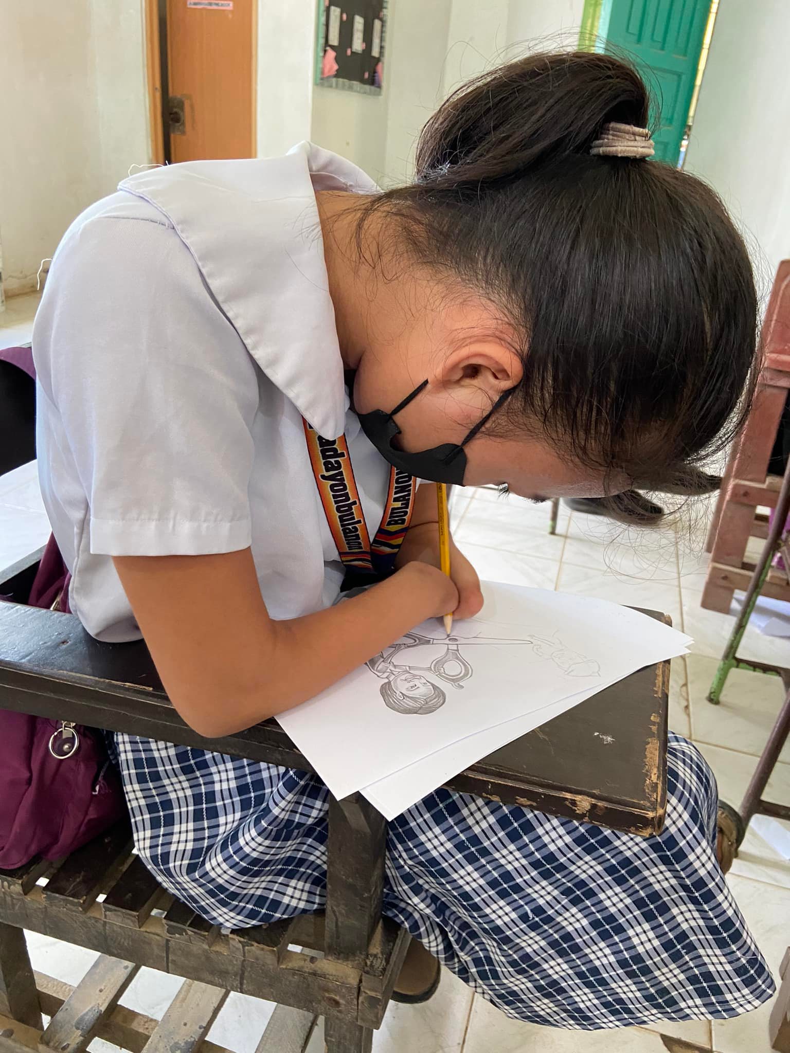 DI KUMPLETONG KAMAY, DI HADLANG SA GRADE 10 STUDENT NA SUMALI SA DRAWING CONTEST