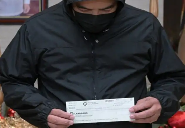 NEW YEAR’S BLESSINGS: LIPA CITY STORE OWNER HITS P5.9-M JACKPOT IN LOTTO 6/42