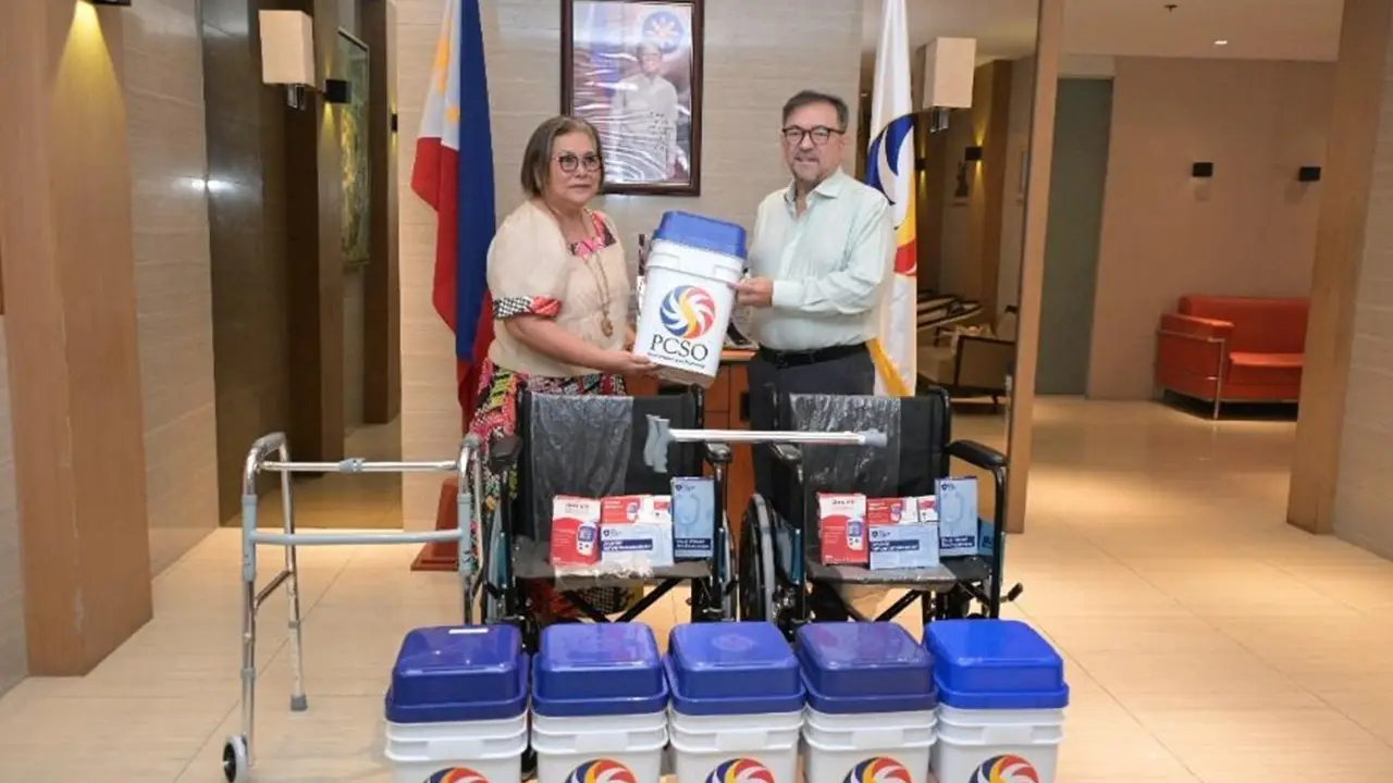 PCSO TURNS OVER MEDICAL DEVICES TO NCSC-NCR