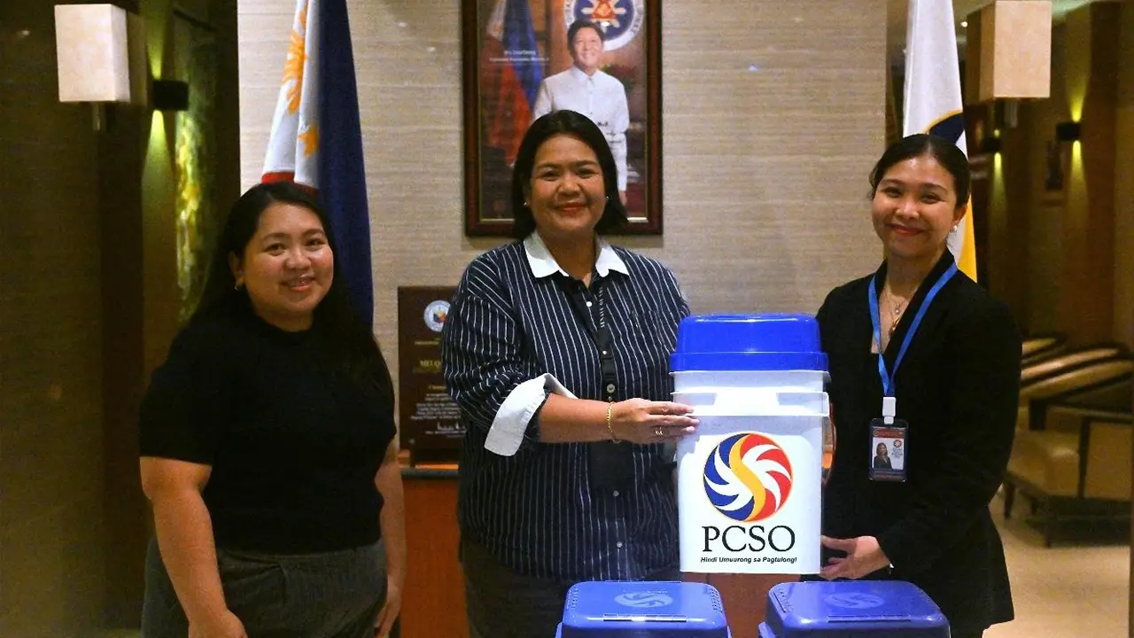 PCSO TURNS OVER FOOD PACKS TO SEN. BAM AQUINO’S OFFICE
